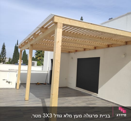 פרגולה מעץ על מרפסת עם רצפת עץ